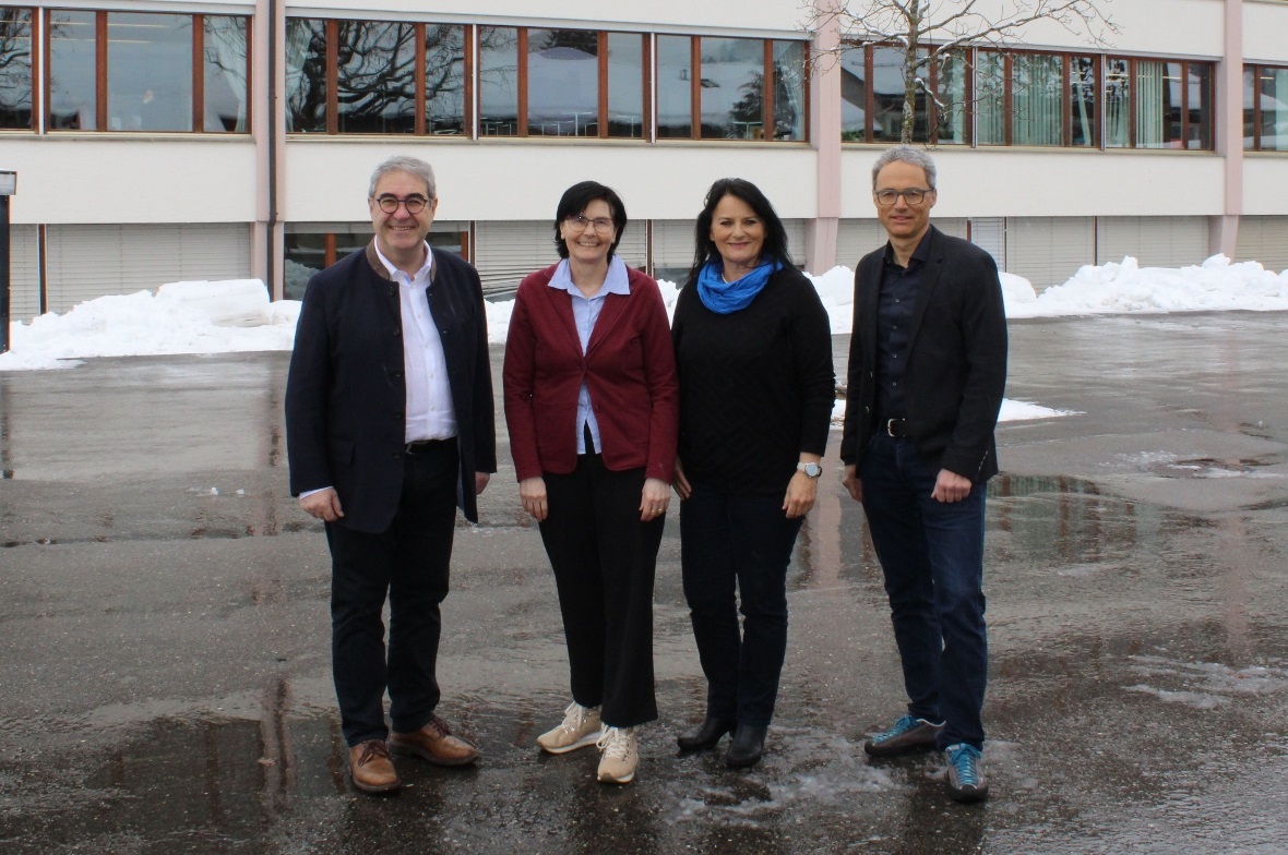 Frédéric Borloz, Petra Schläppi, Christine Häsler und Christoph Däpp informierten am 20. Februar im Schulzentrum Ebnit, Gstaad, über die geplante kantonale Vereinbarung.