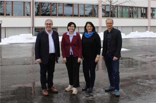 Frédéric Borloz, Petra Schläppi, Christine Häsler und Christoph Däpp informierten am 20. Februar im Schulzentrum Ebnit, Gstaad, über die geplante kantonale Vereinbarung.