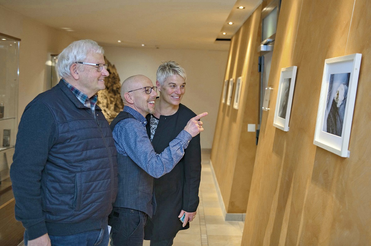Fredi Strobl erläuterte anlässlich der Fotoausstellungs-Vernissage im «spa resort 7 sources» seinen Kiwanis-Kameraden Hans Neuenschwander und Luzia Wyssen seine Faszination und Passion, Wasser bildlich festzuhalten.