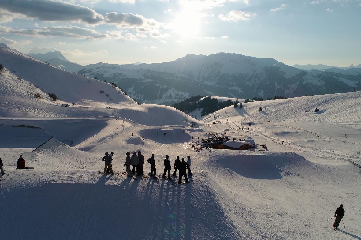 Freestyler auch von weit her wurden von dem Snowpark im Skigebiet Adelboden-Lenk angelockt.