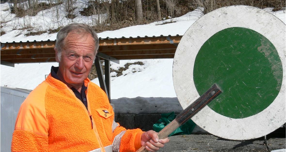 Freie Fahrt in den Ruhestand. Arnold Teuscher aus Därstetten hatte seinen letzten offiziellen Arbeitstag beim Strasseninspektorates Sektor West am Stützpunkt Zweisimmen. Bild: Fritz Leuzinger
