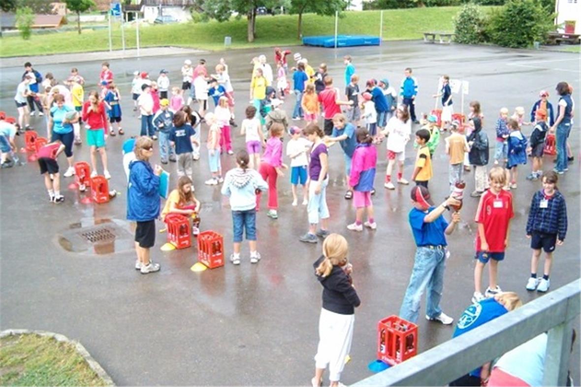 Freitag spielten die Unter- und Mittelschüler auf dem Platz verschiedene Spiele.