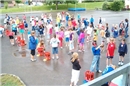 Freitag spielten die Unter- und Mittelschüler auf dem Platz verschiedene Spiele.