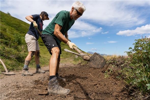 Freiwillige leisteten einen Beitrag zur Verbesserung der Weginfrastruktur.