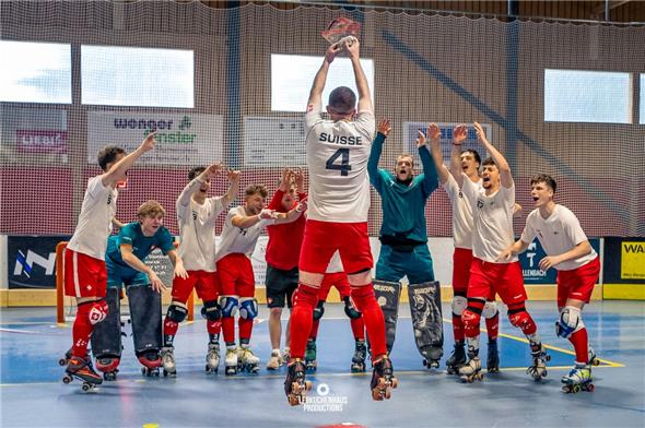 Frenetischer Jubel über den Cup-Sieg: die Schweizer U23-Mannschaft.
