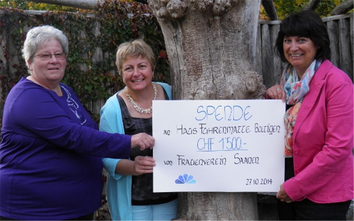 Freude allerseits. Mitte, Ruth Lempen-Wyss Geschäftsleiterin des Wohnangebotes für Betreuung und Pflege für Menschen mit Hirnleistungsstörungen freut sich über den Check von 1500 Franken, wie Elsbeth Aegerter, Präsidentin, links und Patricia Dönier-Ogi, Kassierin des Frauenverein Saanen, rechts, den Check zu bringen.