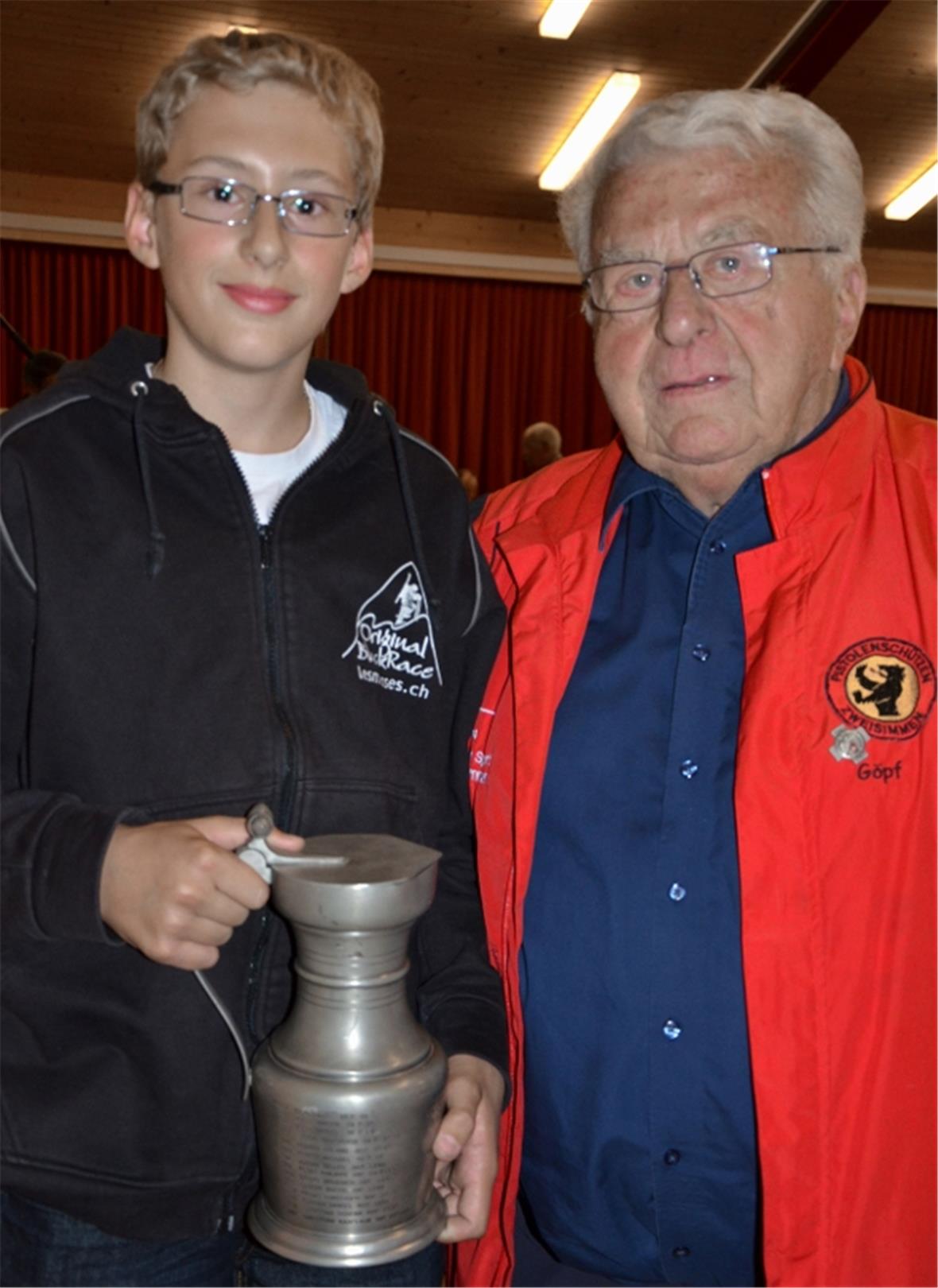 Freude am Erfolg. Johann Pilet, Pays-d‘Enhaut als Jungschützensieger an seinem ersten Mannenberg-Schiessen und Gottfried Matti an seiner 50. Mannenberg-Auszeichnung.