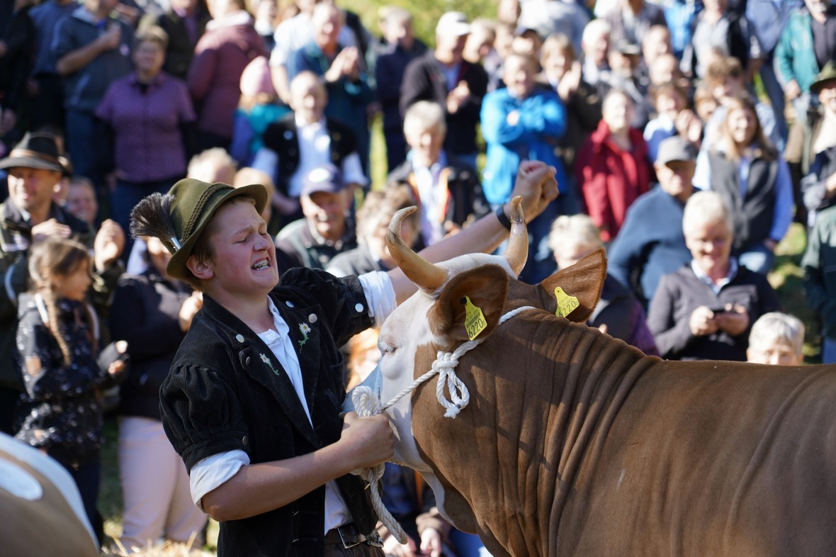 Freude bei Alexander Schwarz: Das von ihm vorgeführte Tier errang den Titel der ...