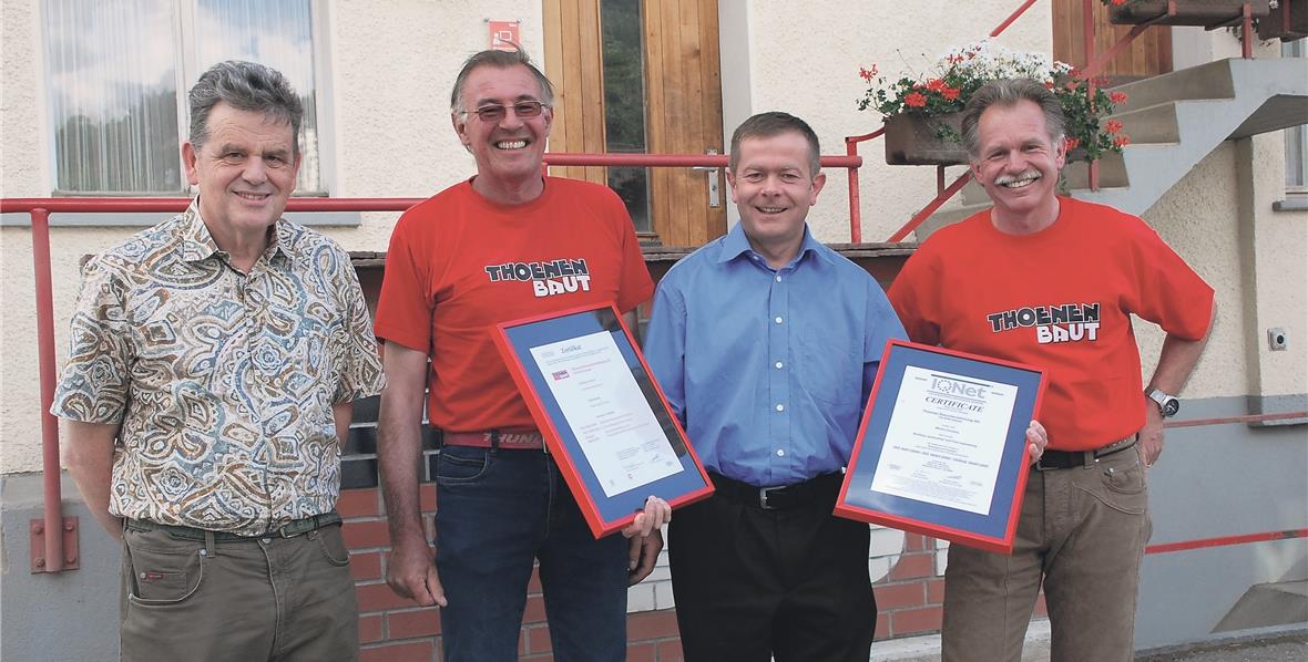 Freude bei «thoenen baut»: die Verantwortlichen bei der Übergabe der Zertifikate. Von links: Kurt Mesmer, Ueli Thoenen, Hans Rudolf Bader und Thomas Thoenen.