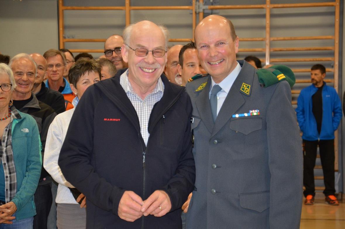 Freude herrscht. Walter Boss, St. Stephan wird für seine 35 absolvierten Läufe v...