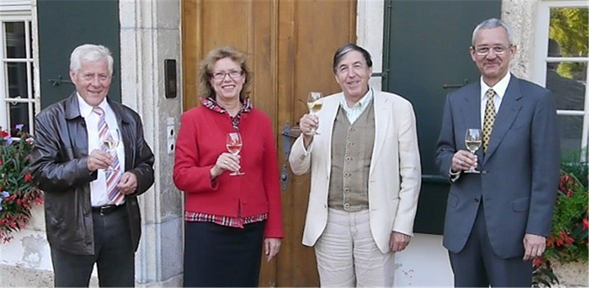 «Schloss Blankenburg gehört uns» Freude herrscht, denn das Schloss gehört jetzt via Stiftung dem Volk. Grossrat Hans-Jörg Pfister, Präsident Stiftungsrat; Doris Haldner, Leiterin Portfoliomanagement im Kantonalen Amt für Grundstücke und Gebäude (AGG); Robert Wampfler, Stiftungsrat; Peter Schläppi, Notar.