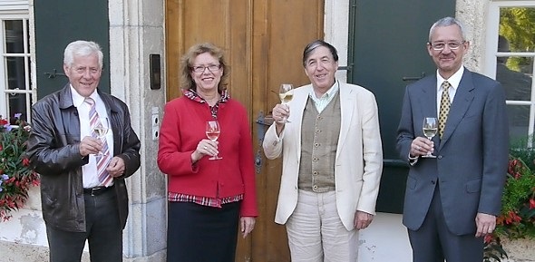 Freude herrscht, denn das Schloss gehört jetzt via Stiftung dem Volk. Grossrat Hans-Jörg Pfister, Präsident Stiftungsrat; Doris Haldner, Leiterin Portfoliomanagement im Kantonalen Amt für Grundstücke und Gebäude (AGG); Robert Wampfler, Stiftungsrat; Peter Schläppi, Notar.