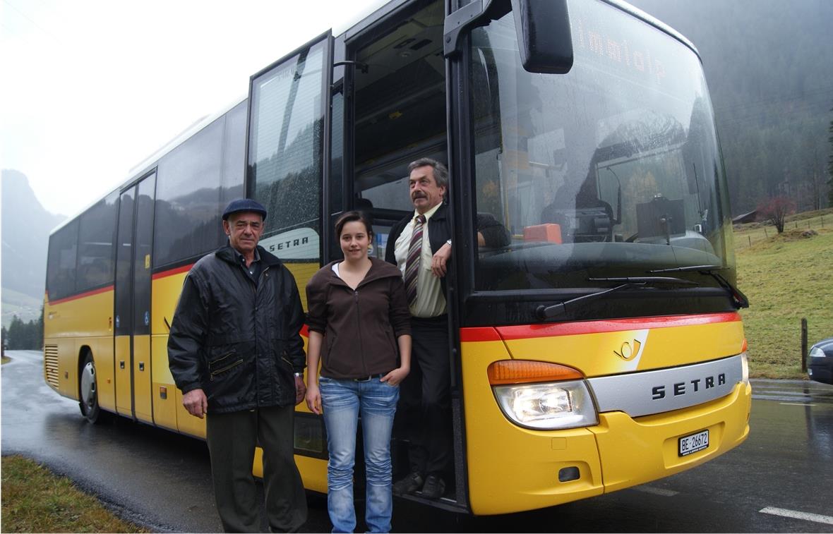 Es heisst weiterhin: Einsteigen bitte! Freude über den beibehalt der Diemtigtaler Postautolinie: Gemeindepräsident Peter Knutti, Grosstochter Nina Knutti als Passagierin und Werner Knutti als Chauffeur.