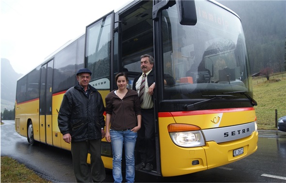 Freude über den beibehalt der Diemtigtaler Postautolinie: Gemeindepräsident Peter Knutti, Grosstochter Nina Knutti als Passagierin und Werner Knutti als Chauffeur.