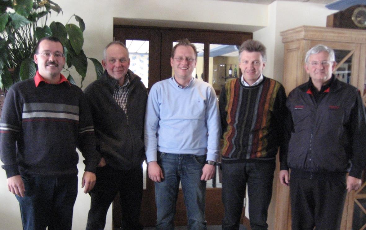 Freudige Gesichter anlässlich der Vertragsunterzeichnung mit Manfred Fiegl (Mitte). V.l. René Müller, Präsident der Ausschuss-Kommision Masterplan, Christian von Känel, Gemeinderatspräsident, Hans Grünenwald, Präsident Lenk Bergbahnen und Hans Neuenschwander, Präsident Lenk-Simmental Tourismus AG.