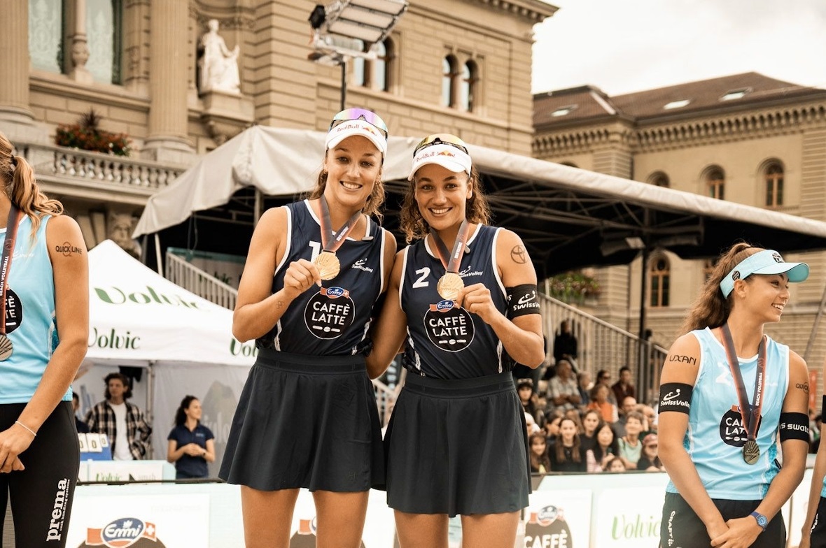 Freuen sich über SM-Gold vor dem Bundeshaus: Anouk und Zoé Vergé-Dépré.