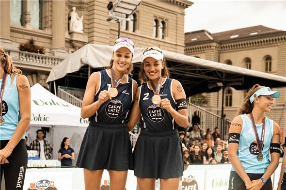 Freuen sich über SM-Gold vor dem Bundeshaus: Anouk und Zoé Vergé-Dépré.