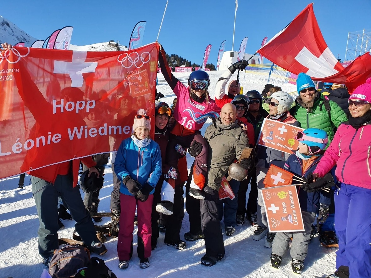 Freunde und Familie unterstützten und feierten Léonie kräftig an.