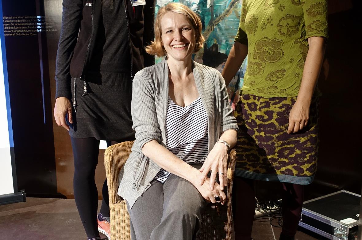 Freuten sich gemeinsam über die erfolgreiche Vernissage: Cristina Dähler, Marketingleiterin der Niesenbahn, die Thuner Krimiautorin Esther Pauchard sowie Sara Smidt vom Kunstmuseum Thun.