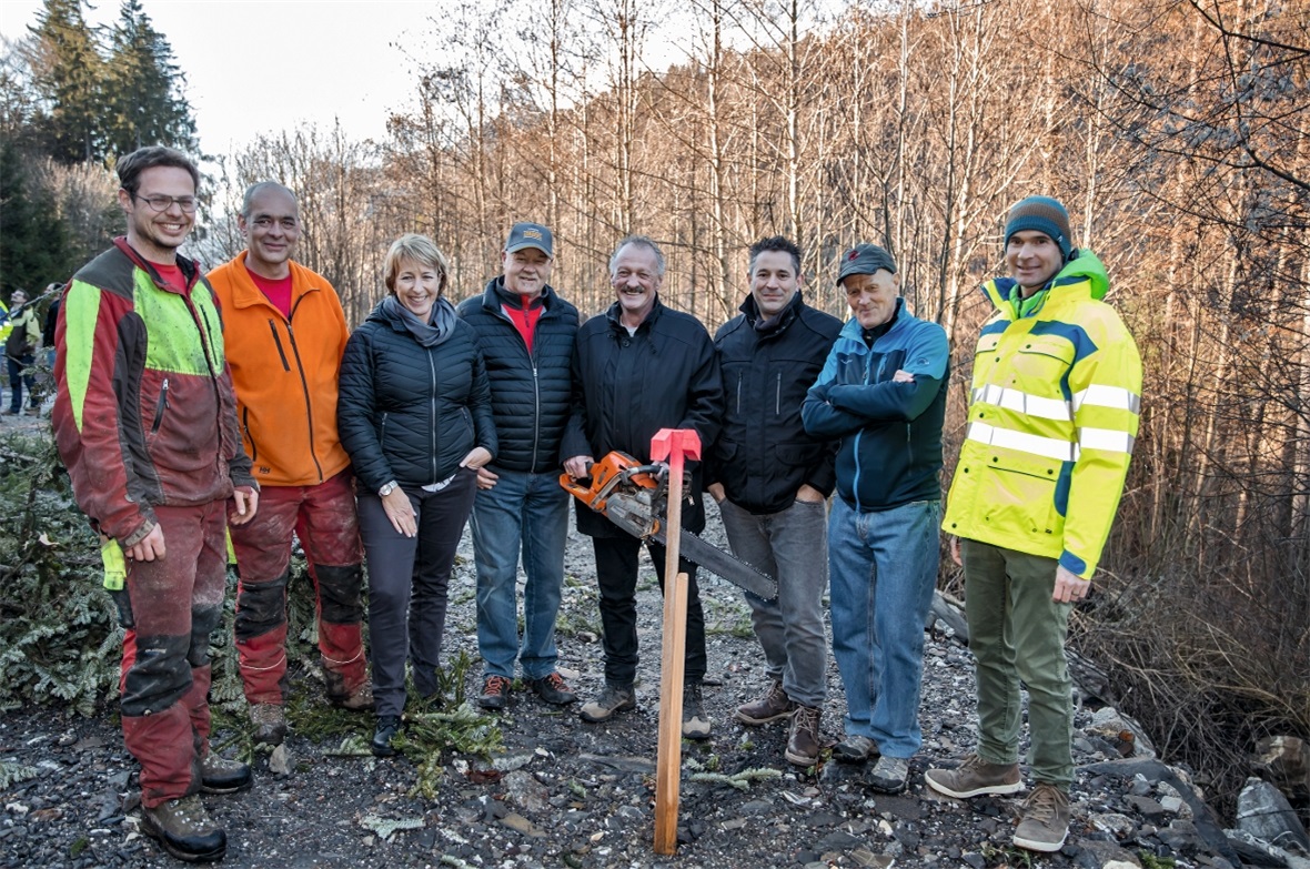 Freuten sich über den Spatenstich: Roger Hänsli und Walter Bähler beide von der Waldgemeinde, Gemeinderatspräsidentin Barbara Josi, Martin Dänzer Schwellenkorporation, Markus Josi Präsident Schwellenkorporation, Martin Lörtscher Kassier Schwellenkorporation und Manfred Hofmann Vizepräsident Schwellenkorporation, und Marcel Dähler Projektleiter Kissling und Zbinden AG. v.l.n.r