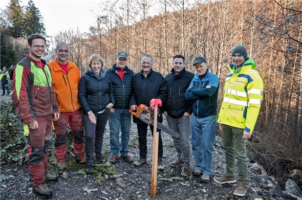 Freuten sich über den Spatenstich: Roger Hänsli und Walter Bähler beide von der Waldgemeinde, Gemeinderatspräsidentin Barbara Josi, Martin Dänzer Schwellenkorporation, Markus Josi Präsident Schwellenkorporation, Martin Lörtscher Kassier Schwellenkorporation und Manfred Hofmann Vizepräsident Schwellenkorporation, und Marcel Dähler Projektleiter Kissling und Zbinden AG. v.l.n.r