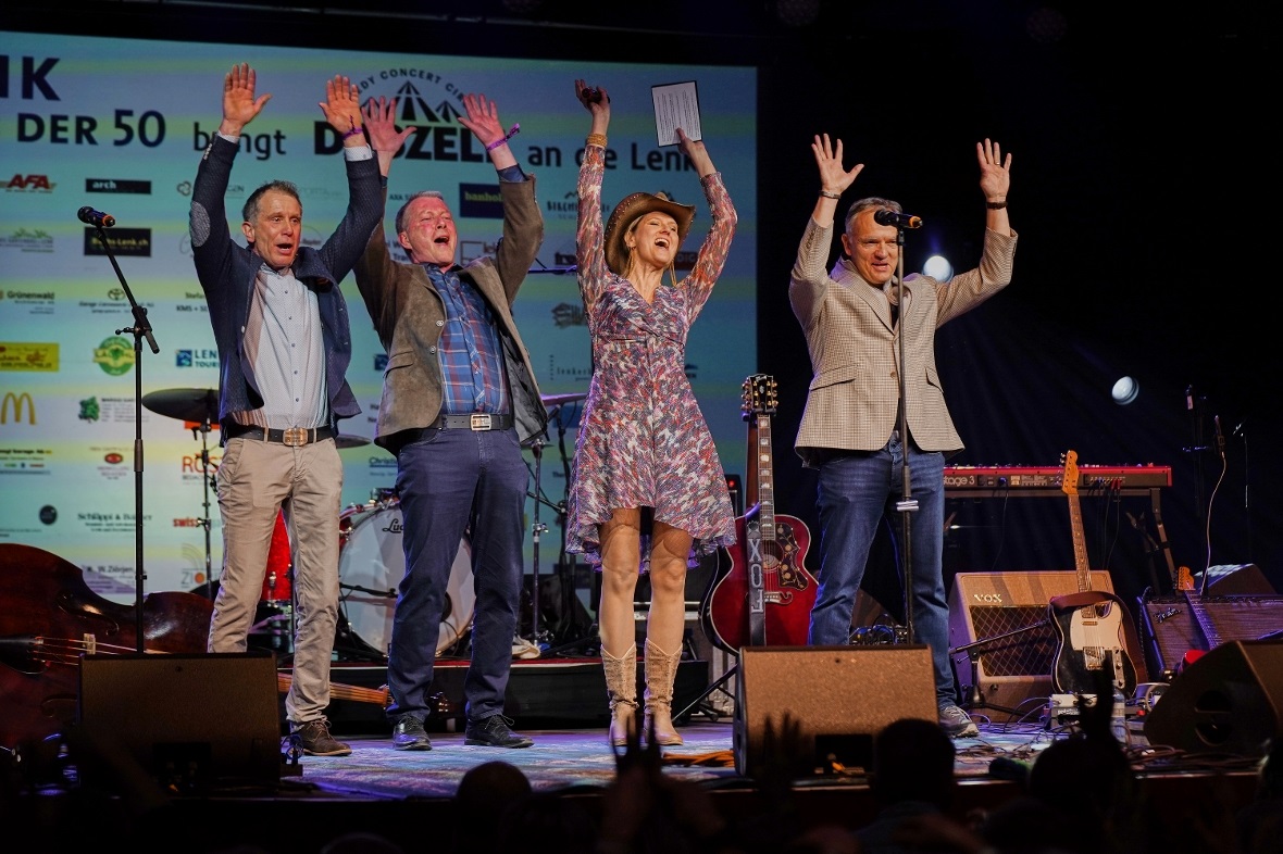 Freuten sich über die Rückkehr des Zeltes an die Lenk: Urs Schmid, Oliver Zolin ...