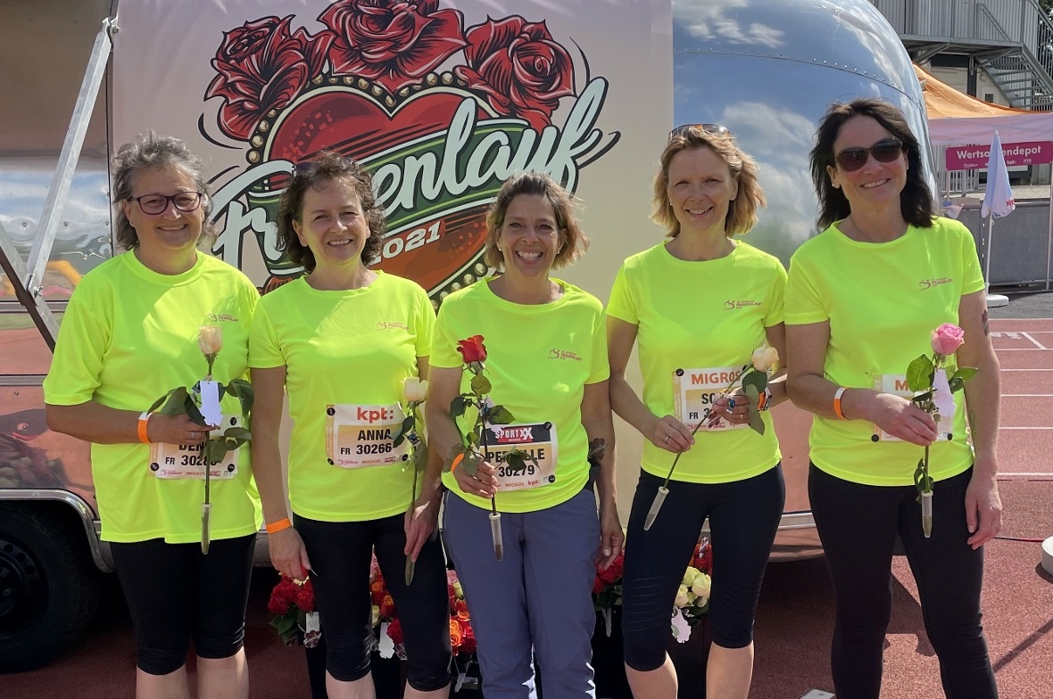 Freuten sich über ihre Leistung und die überreichte Rose: Denise Trachsel, Anni Balsiger, Pernille Kohli, Sonja Zeller und Sylviane Matti.
