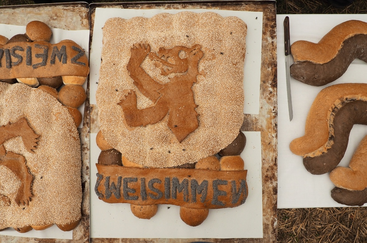 Frisch gebackenes, festliches Brot zum Mittelalterbrunch.