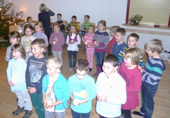 Frische Stimmen singen zu Weihnachten.