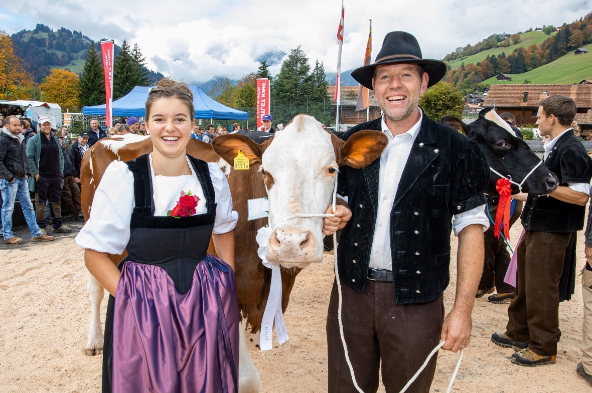 Fritz Batzli freute sich über seinen Erfolg mit Ehrendame Deborah Wäfler.