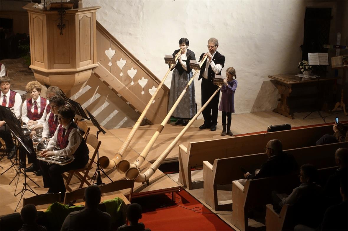 Fritz Frautschi spielte mit den beiden Alphornschülerinnen Petra Schläppi und der Drittklässlerin Amandine Oehrli.