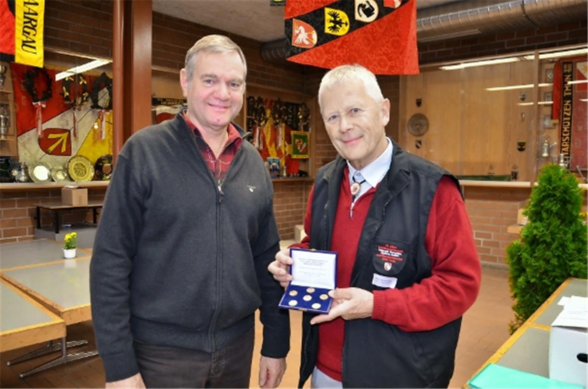 Fritz Heimberg, Saanen erzielte im Oberaargau-Stich mit 474 Punkten das Höchstresultat. VOSV-Präsident Karl Giovanelli übereicht ihm sechs Goldvreneli als Siegerpreis, gestiftet von den Obersimmentaler Schützenveteranen.