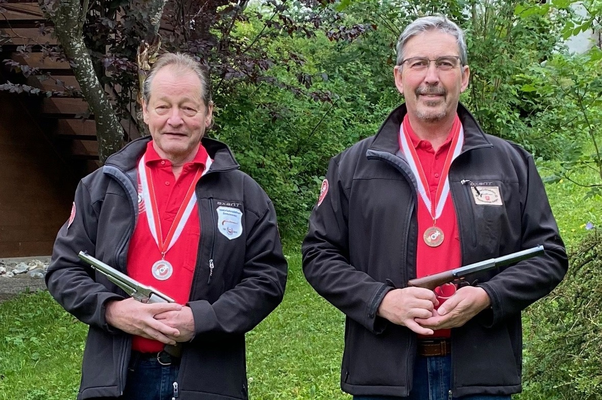 Fritz Indermühle und Uwe Schneider konnten sich bei den Schweizermeisterschaften für Vorderladerschützen auf dem Podest platzieren.