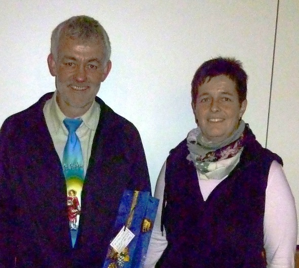 Fritz Perren, Gemeindepräsident bis Ende 2013 wurde von Gemeinderätin Käthi Rösti verabschiedet.