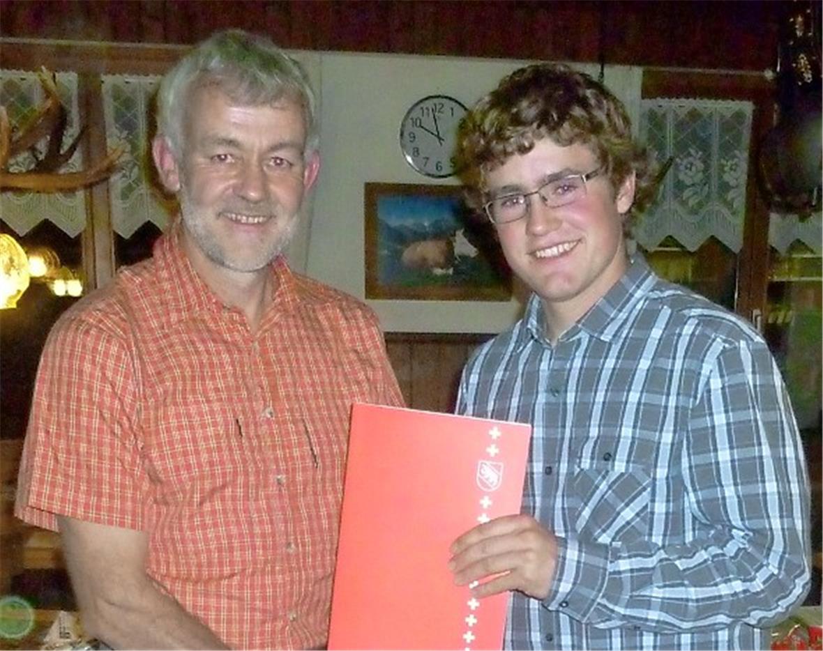 Fritz Perren überreicht Florian Perren den Bürgerbrief.