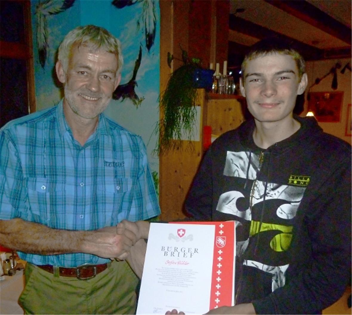 Fritz Perren überreicht Stefan Bühler den Bürgerbrief.