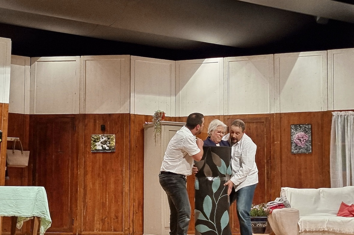 «Sältsaami Methoden» beim Theater in Reidenbach Fritz und Albert haben die bewusstlose Oberrichterin Regula Honegger im Teppich eingerollt, jetzt muss sie nur noch weggeschafft werden.