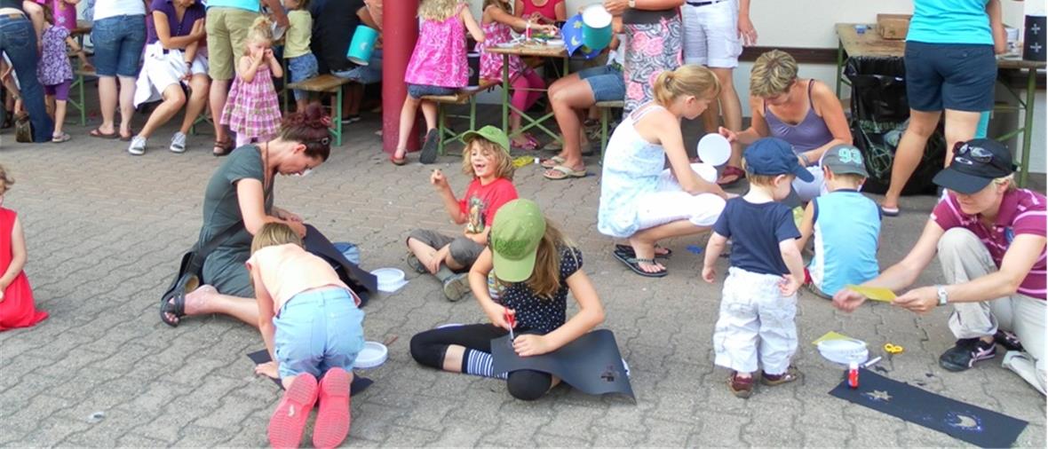 Nationalrat Erich von Siebenthal war Festredner Fröhlich bastelnde Kinder auf dem Kronenplatz.