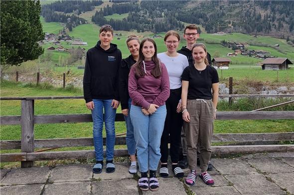 Fröhliche Gesichter an der BBO Week in Zweisimmen: Lars Eschler, OK-Präsidentin Evelyne Sigrist, Xenia Siegenthaler, Leonie Meier, Tim und Lena Klossner.
