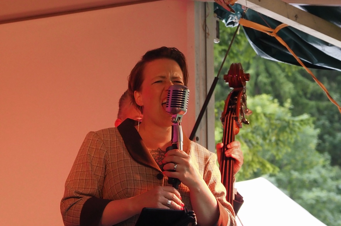 Frontfrau Nadja von Rumble Jim.