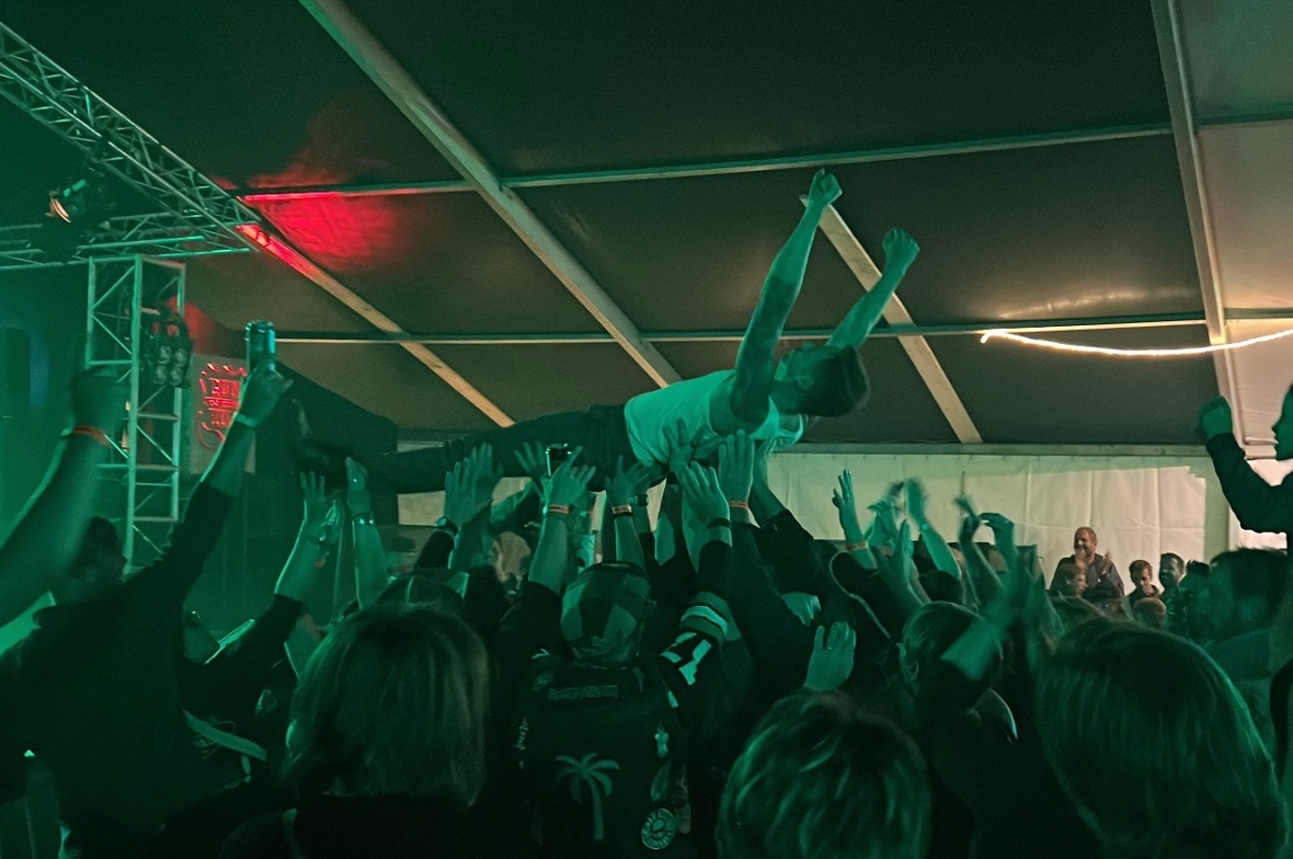 Frontmann Guido stürzte sich waghalsig in die Meute.