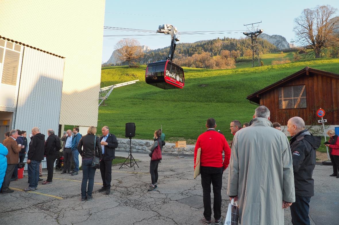 Früh morgens treffen die ersten Gäste zur Eröffnung der neuen Kabinenbahn in Erl...
