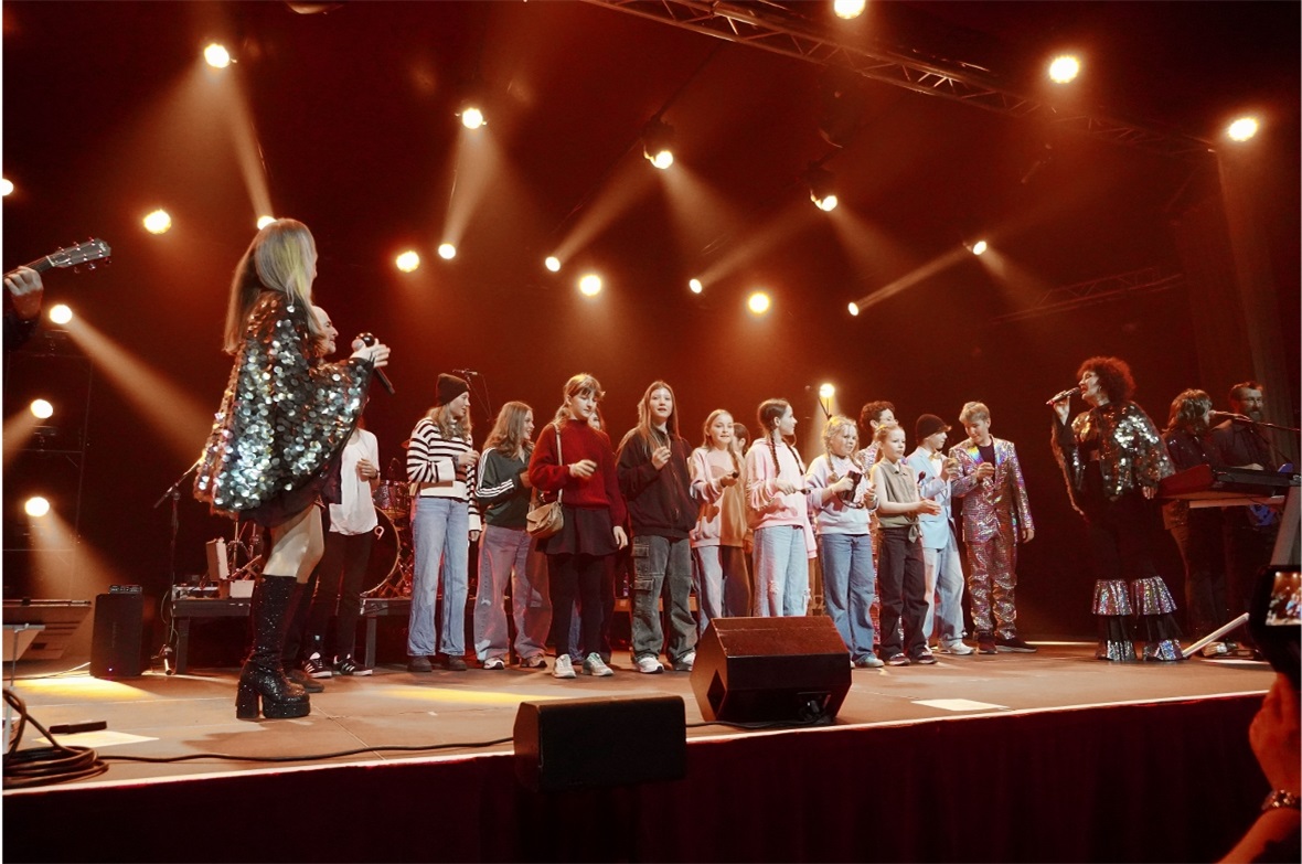 Früh übt sich - junge ABBA-Fans im Rampenlicht.