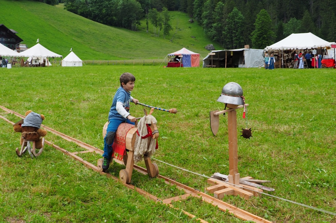 Früh übt sich, wer ein grosser Ritter werden will.