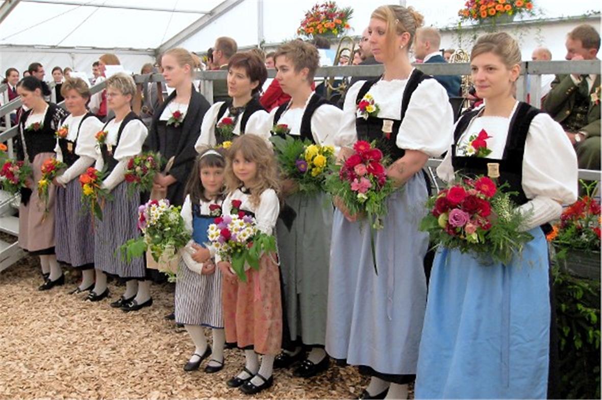 Früh übt sich…Die Ehrendamen in ihren schmucken Trachten. Marschmusik ohne Ehren...