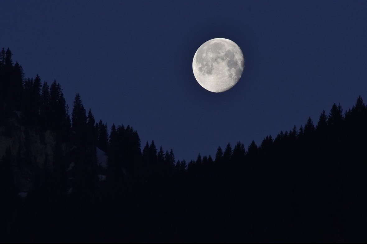 «Füllest wieder Busch und Thal, Still mit Nebelglanz, Lösest endlich auch einmal...