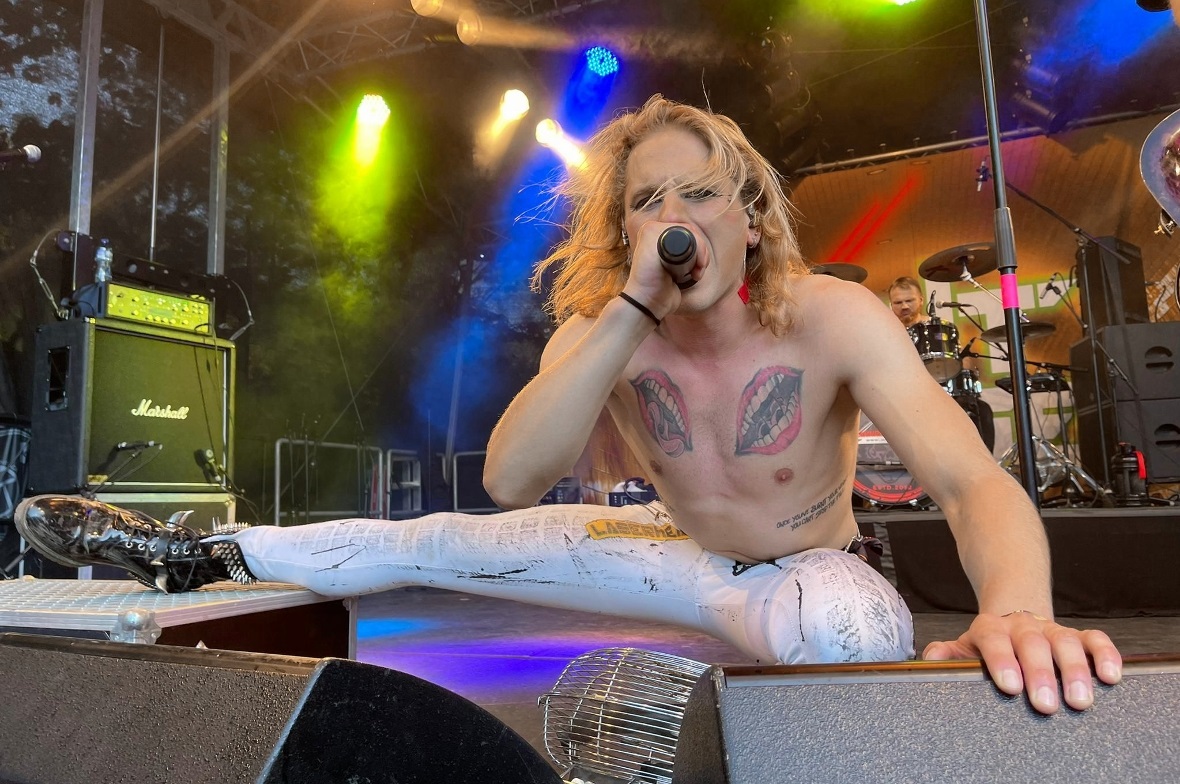 Für Abwechslung sorgte die Heavy Glam Metal-Band «Night Laser»: Frontsänger Bennos Perfomance überzeugte mit vollstem Körpereinsatz.