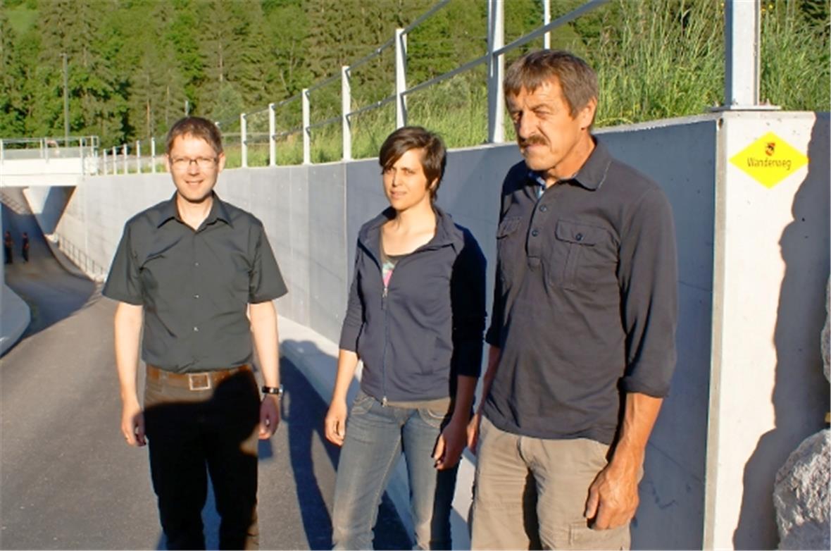 Für Planung und Koordination zuständig: Martin Isler, Regula Trachsel, Hans Bettler bei der Bahnunterführung in Reidenbach.