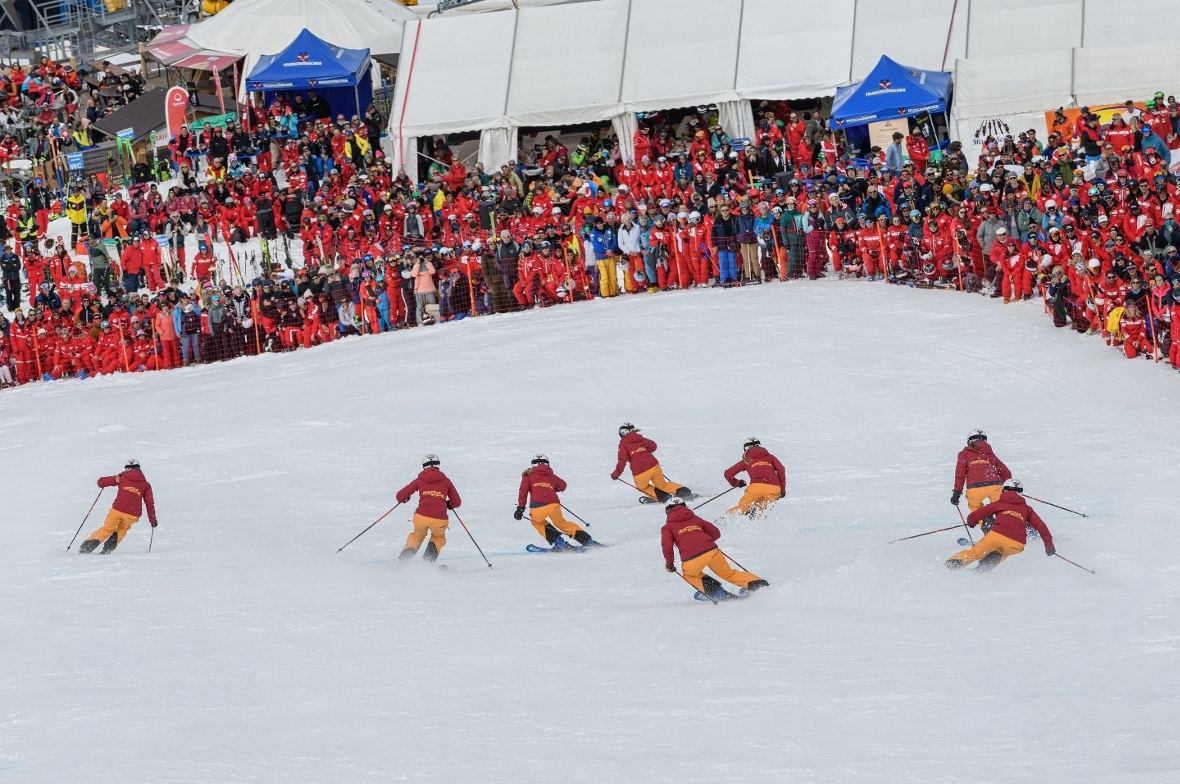 Für das Formationsfahren – die Parade-Disziplin der Schweizer Skischulen – boten sich am Metsch optimale Verhältnisse.