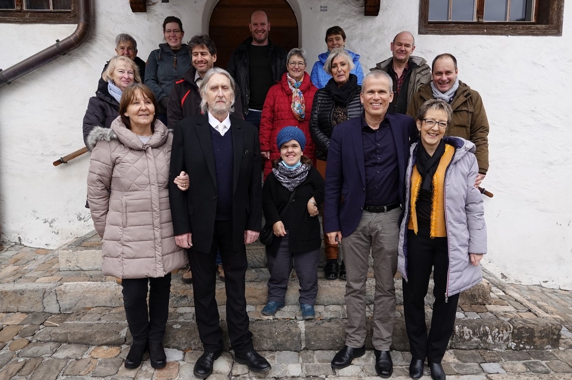 Stefan Lobsiger einstimmig als Pfarrer der Reformierte Kirchgemeinde Zweisimmen gewählt Für das Gruppenbild mit dem Kirchgemeinderat wurden die Masken kurz abgenommen: hinten Idi Aellen (Sekretärin), Marlis Sumi, Bruno Pfund, Kathrin Zuber (Finanzverwalterin), Gerhard Pfander (Organist); in der Mitte Susanne Oswald, Adrian Schmocker (Vize-Präsident), Susi Albisser, Helen Eymann (Präsidentin), John Hänni; vorne Pfarrer Günter O. Fassbender mit seiner Frau Therese Perren Fassbender, Pfarrerin Linda Grüter und Pfarrer Stefan Lobsiger mit Partnerin Ursula Kaufmann.